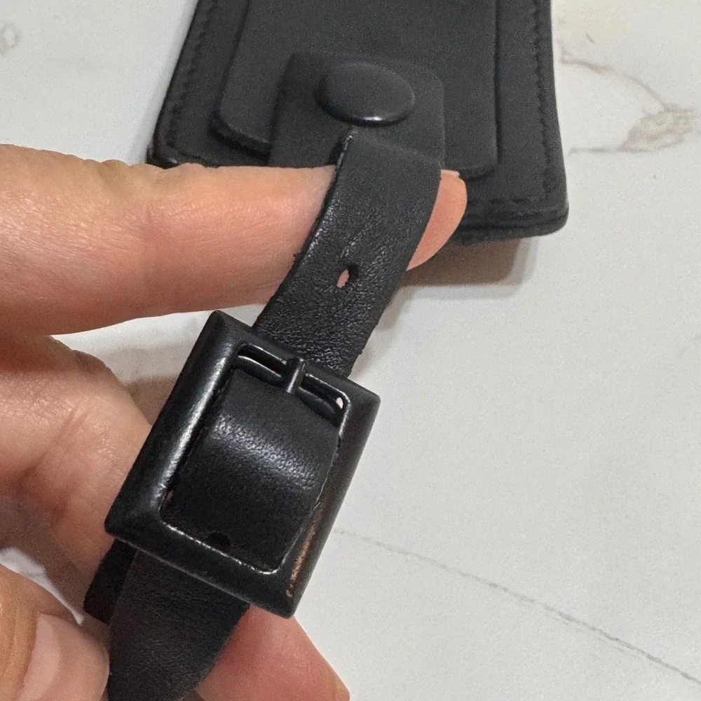 TUMI Black Leather Luggage Tag Snap Flap Adjustable Buckle Strap Accessory